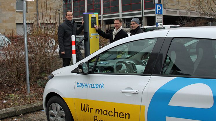 Vor dem Verwaltungsgebäude des Bayernwerks steht ab jetzt auch eine E-Ladesäule mit zwei Anschlusspunkten für die Fahrer von Elektroautos zur Verfügung.