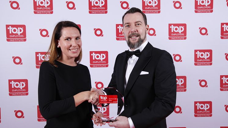 Nicole Gerth, Personalmanagement apoBank, Steffen Neefe, Country Manager DACH des Top Employers Institute, Foto: Top Employers Institute