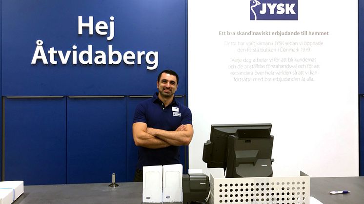 Ozan Sen, butikschef i Åtvidaberg, laddar för öppning. Foto: JYSK.