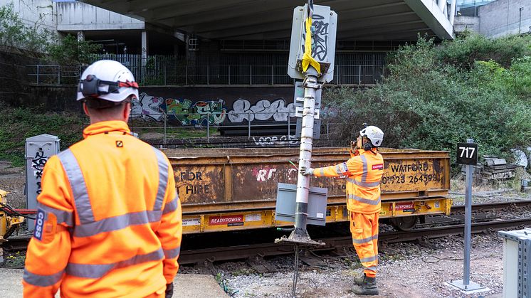 Removing signal at Drayton Park 2.jpg
