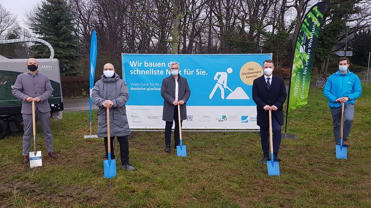 Von links: Andreas Römer (atene KOM), Bertram Schmidtke (Breitbandkoordinator Stadt Hagen), Erik O. Schulz (Oberbürgermeister), Gunther Schwab (Geschäftsleiter Förderprojekte Dt. Glasfaser) und Johannes Ludwigs (Projektleiter Dt. Glasfaser)