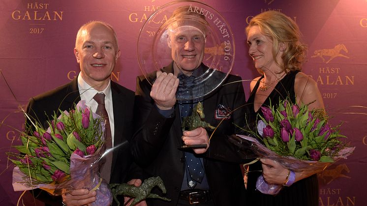 I mitten Stefan ”Tarzan” Melander vinnare av Årets häst med travhästen Nuncio och Catarina Lundström och Örjan Kihlström