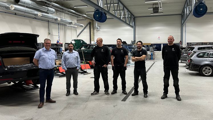 Teamet i Kristiansand leverer kvalitet i verdensklasse noe som gjør at vi kan sikre at kundene våre får tilbake en like trygg og god bil etter en skade, sier Pedram Azimi som leder karosseriverkstedet.