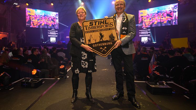 Eva Carlsson, kommunalråd Partille kommun, på scen tillsammans med Norbert Pick från STIHL för överlämningsceremoni av värdskapet för VM 2020. Foto: STIHL TIMBERSPORTS®. 