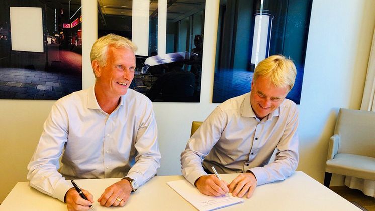 Från vänster till höger: Gunnar Schön, vd Transdev Sverige AB och Tomas Byberg, koncernchef A Björks AB.