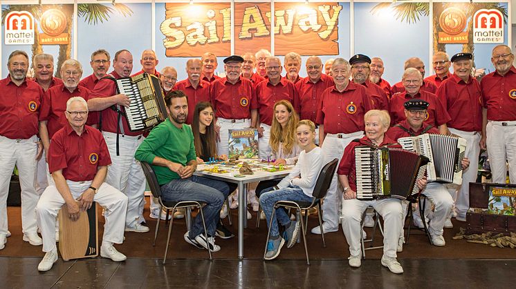 Spiel 2016 in Essen: Mattel stellt die Spieleneuheit Sail Away vor – musikalisch unterstützt vom Shanty Chor Herten