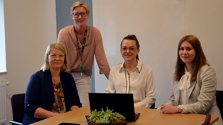 Teresa Cronsell Lindblad, Gruppchef Outsourcing tillsammans med praktikanterna Teresia Karlsson, Hanna Frid och Jennifer Danielsson som just nu gör sin praktikperiod på Kontek. De läser YH-utbildningen Lönekonsult med systeminriktning i Ljungby.