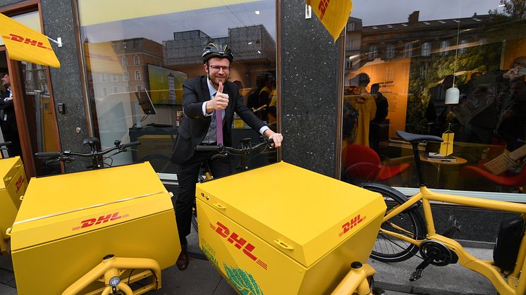 Transportministeren på en af de nye elcykler