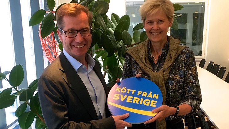 Christoffer Rinman, tf VD i Bygruppen AB där Sånga-Säby ingår och Maria Forshufvud, vd Svenskmärkning AB, med ursprungsmärket Kött från Sverige efter att avtalet skrivits på.