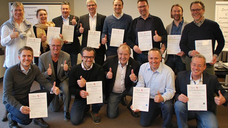 Hintere Reihe von links: Melanie Lukowski, Petra Pröll, Heinz Zimmermann, Ralph Terhardt, Danijel Elezovic, Maik Häusser, Marco Port, Karl Schumacher. Vordere Reihe von links: Thomas Dehghan, Prof. Dr. Hans Rüdiger Kaufmann, Walter Opperer, Helmut Se