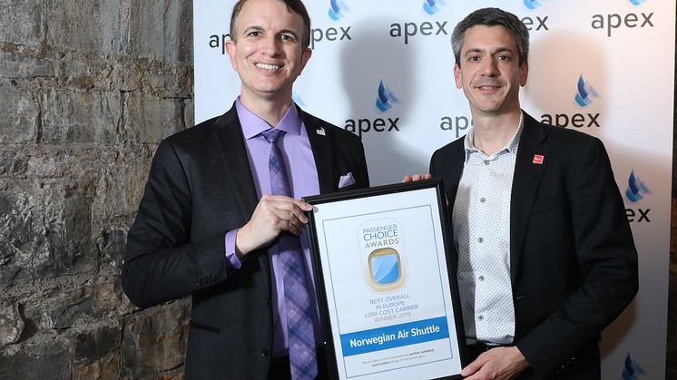 Philip Allport, Norwegian Director of Communications UK and Ireland, accepts the award APEX award from Joe Leader, CEO of APEX