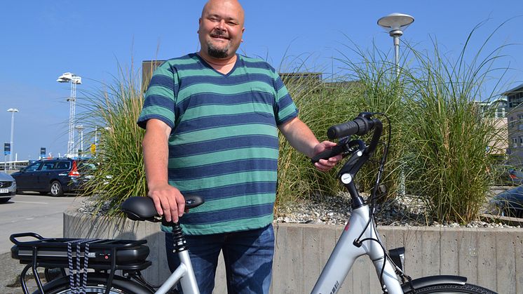 Patrik Lind Osburg vann en elcykel och ska börja cykla till och från jobbet i Viken. Foto: Eva Sunnerås