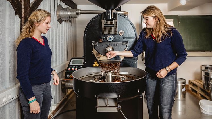 Ein Kaffee, der Schule macht. Schülerinnen beim Rösten des Louisenlunder NO 2