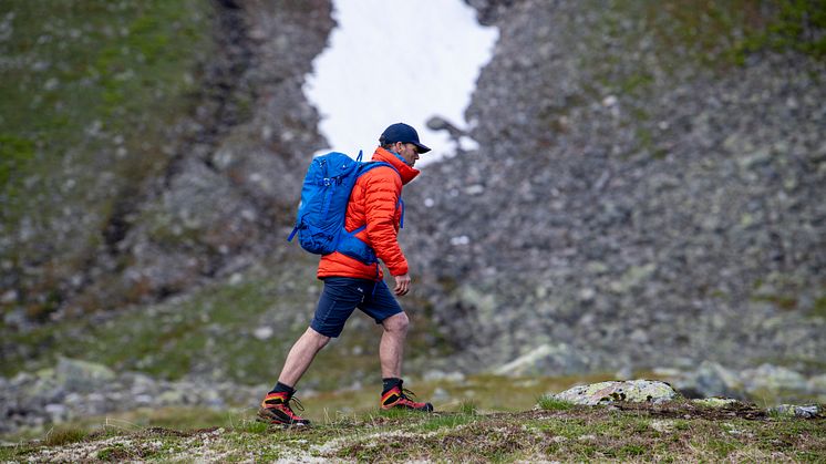 Shorts og lett vattert jakke er en bra kombinasjon.
