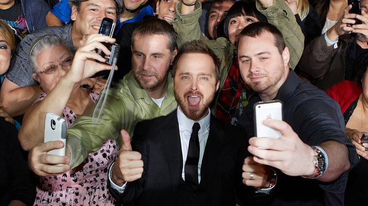 Aaron Paul-selfie 