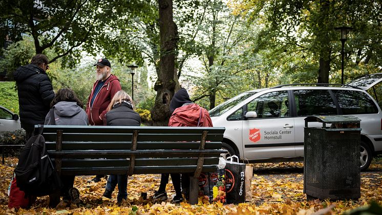 Varje tisdag åker Frälsningsarméns uppsökarteam i Stockholm ut med en buss till platser där personer i utsatthet finns, för att söka kontakt och erbjuda stöd. Foto: Jonas Nimmersjö