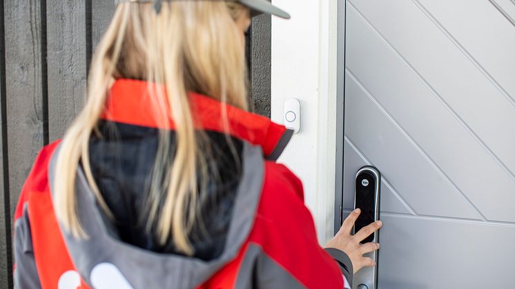 Har du digital dørlås kan postbudet levere pakken innenfor døren din. FOTO: Petter Sørnæs / Posten