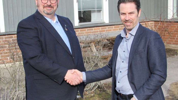 Anders Olsson (C) och Sebastian Cabander skrev på avtalet (får användas av media).