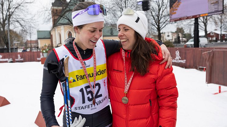 stafettvasan Maria och Charlotte målgången