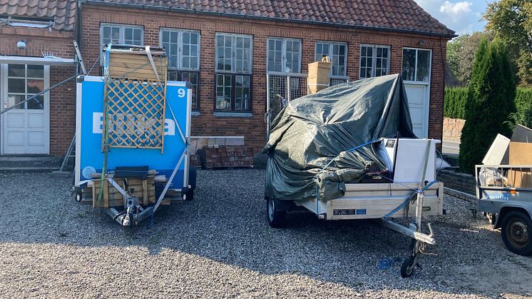 Der kan være mange måde at pakke et trailer på men nogen af dem, er helt tydeligt forkerte. Overpak ikke en trailer og kører du med en lukket trailer, så skal man aldrig bruge taget som ekstra lasteområde. Foto: PR.
