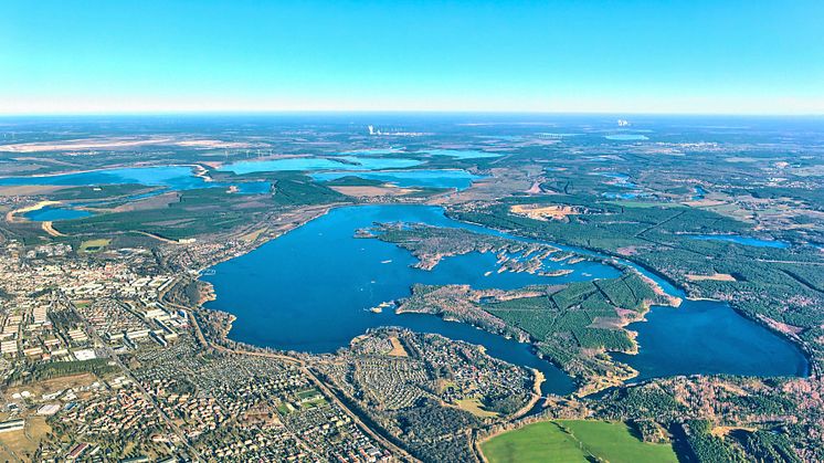 Wasser, Strände, Natur: Der Senftenberger See wird 50 und ist besonders bei Familien und Wassersportlern beliebt. Foto: Luftbild-Service Scheack.