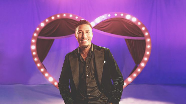 Lucianoz förtrollar med sin nya dansbandshit "Simsalabim" 