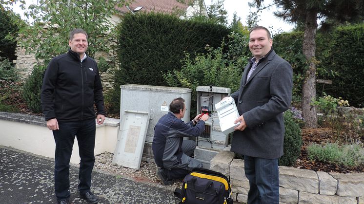 Neben dem Bürgermeister Ronny Beck (re.) ist auch der zuständige Kommunalmanager der Bayernwerk Netz GmbH, Christian Ziegler (li.), bei der Installation von insgesamt fünf intelligenten Messsystemen in der Gemeinde Lauter vor Ort.