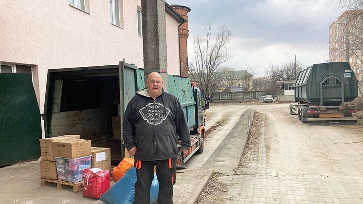 Trafiklärare Pär Dahlstedt vill köra ner flera minibussar som kan användas som ambulanser i Ukraina.