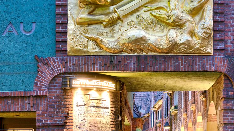 Bremen_Böttcherstraße,_eine_Passage_durch_die_Altstadt,_Bronzerelief_"goldener_Lichtbringer"