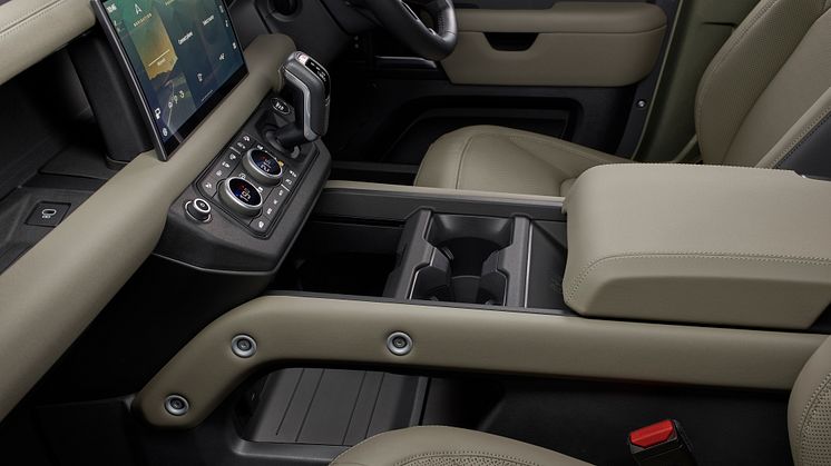 DEF_90_25MY_080524_20_DETAIL.jpg