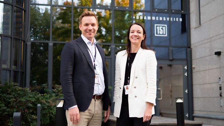 Nina Kristoffersen er ny CFO i Azets Norge, her sammen med adm. direktør Runar Leite utenfor Azets sitt norske hovedkontor på Skøyen.