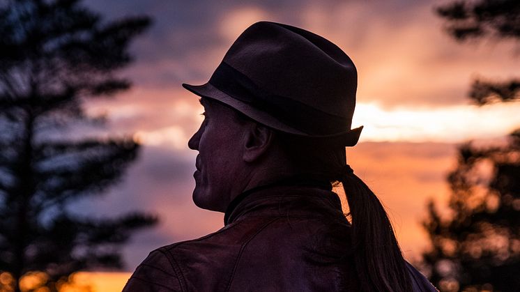 Självuppfyllande profetior och småstadsmentalitet när Mattias Lies gör upp med sitt förflutna på nya singeln "Light & Ease"