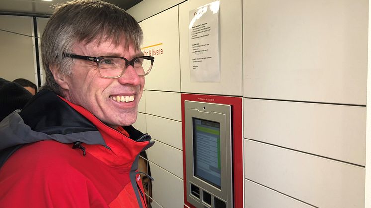 Postbud Svein Kyrre Hamnes inne i automat-containeren. FOTO: Posten