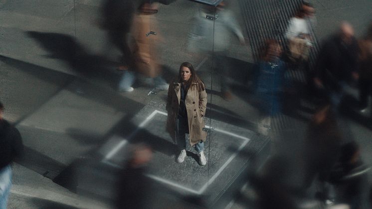 “Ternura Contra la Soledad’’: así es la iniciativa de Milka junto a Cruz Roja para tratar de combatir la soledad no deseada que afecta a 5 millones de personas en España