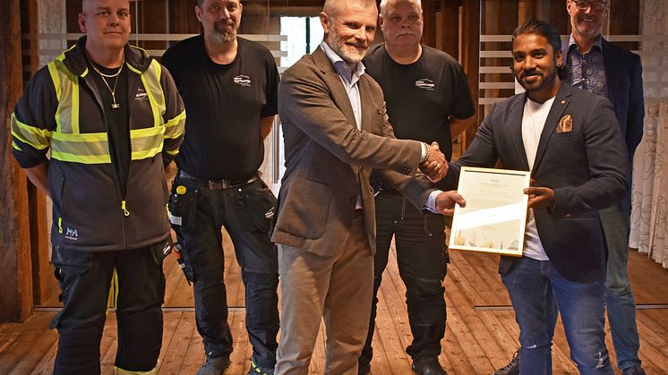 Priset togs emot av Robin Örtegren, projektledare på Tingstad Rörinstallationer, tillsammans med medarbetare.