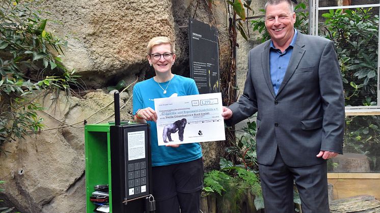 Tierpflegerin Kerstin Genille vom Zoologischen Garten Rostock gGmbH mit Ronald Kaltwasser, Niederlassungsleiter M-V, Veolia Umweltservice Nord GmbH, bei der feierlichen Scheckübergabe im Darwineum im Zoologischen Garten Rostock.