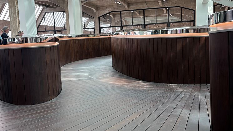 Kebony-Holztreppe im FENIX Museum: Nachhaltige Architektur, doppelte Helix, Design von MAD Architects in Rotterdam