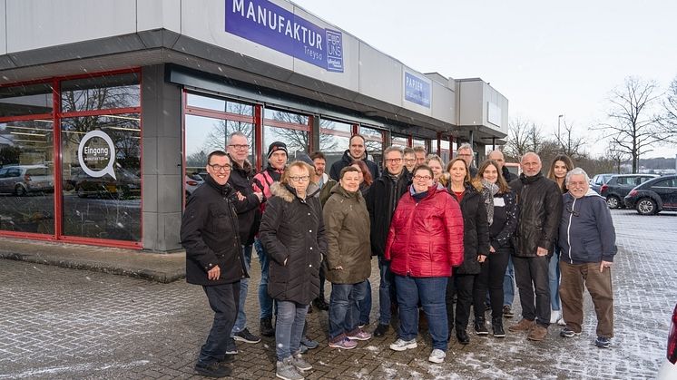 Freude über den neuen Namen und die passende Außenbeschilderung der Für Uns-Manufaktur Treysa (vormals Reha-Werkstatt): Die Beschäftigten in dem Gebäude an der Ecke Ascheröder Straße/Osttangente in Treysa feierten die Umbenennung.