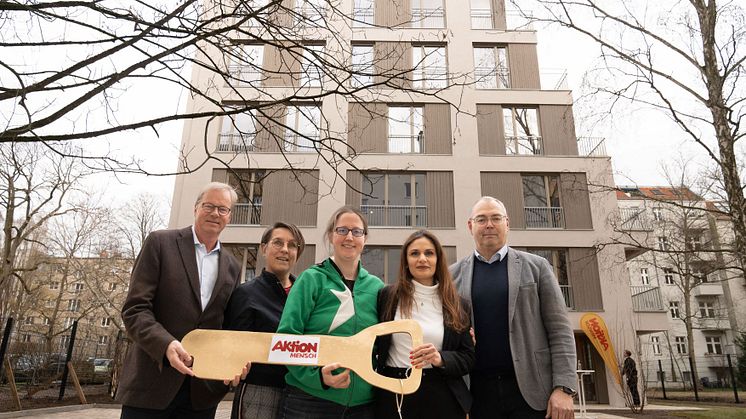 v.l.n.r. Armin v. Buttlar und Christina Marx (Aktion Mensch) mit zwei zukünftigen Bewohnerinnen und Harald Thiel (Stephanus-Stiftung) bei der Einweihung des inklusiven Wohnhauses in Berlin-Wilmersdorf - Copyright: Bernd Schönberger/ Aktion Mensch