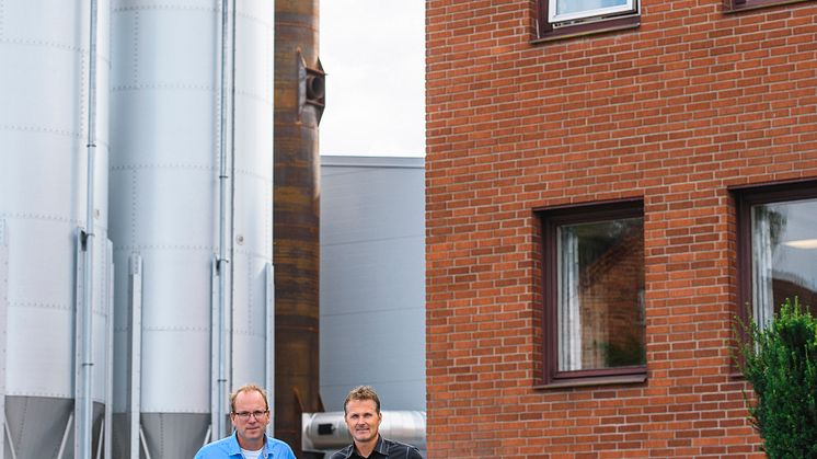 Anders Tålsgård, projektledare Pemco Energi och Robert Stade, fabrikschef Peterson Packaging AB i Norrköping. Fotograf: Crelle