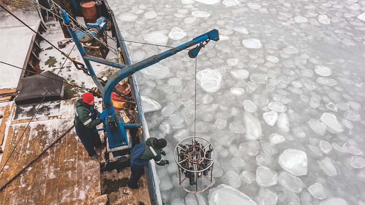 Deploying the cassette (rosettes) with Niskin bottles. Photo Credit: V. Novikov