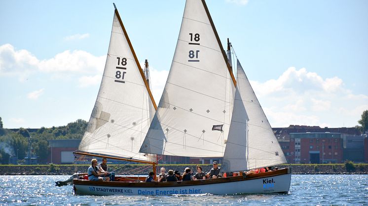 Gemeinsames Segeln auf einem Segelkutter in der Innenförde