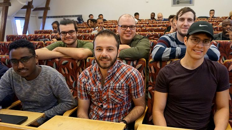 Alla världsdelar samlade. Längst fram sitter Kubrom Mulugheta, Eritrea, Muhammed Rami Alnaser, Syrien och Ingemar Lund, USA. Bakom sitter Karl Pedro Adamek Bastos, Brasilien, Jonathon Bisiach, Australien och Matej Zabkar, Slovenien.
