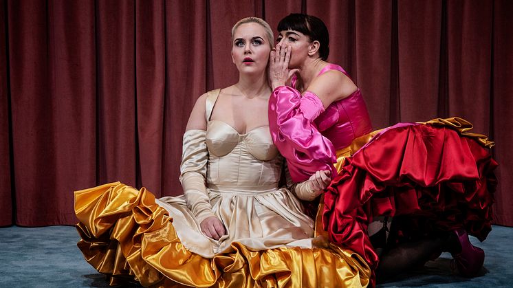 Farliga Förbindelser, i regi av Ada Berger. På bilden Linn Mildehav (Cécile) och Susanne Karlsson (Markisinnan de Merteuil ). Premiär på Hipp 1 februari 2019. Foto: Emmalisa Pauly