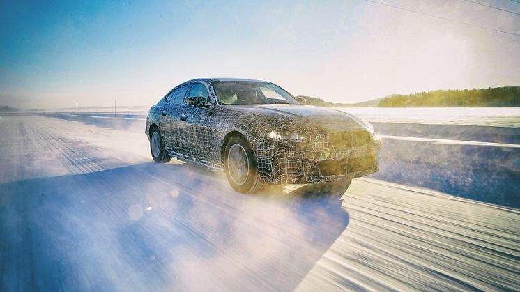 BMW i4 på vintertesting