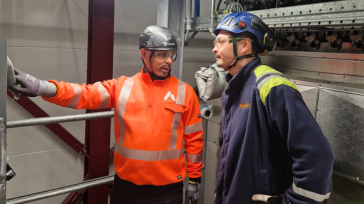 Advens driftingenjör Emmanuel Johansson och Nouryons processoperatör Jerry Johansson jobbar på Nouryon i Kvarntorp som nu ökar sin kapacitet, minskar sin energiförbrukning och då även koldioxidutsläppet som minskar med över 90 procent.