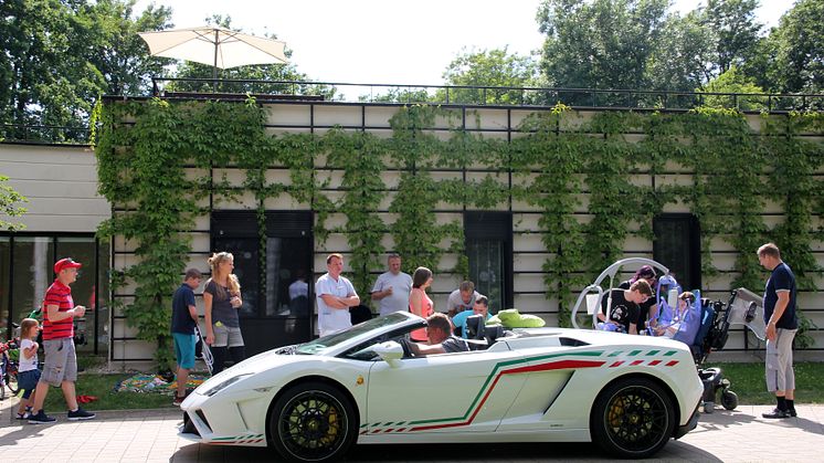 Ein aufregender Nachmittag im Bärenherz: Kinder mit Dr. Schuh im Lamborghini unterwegs