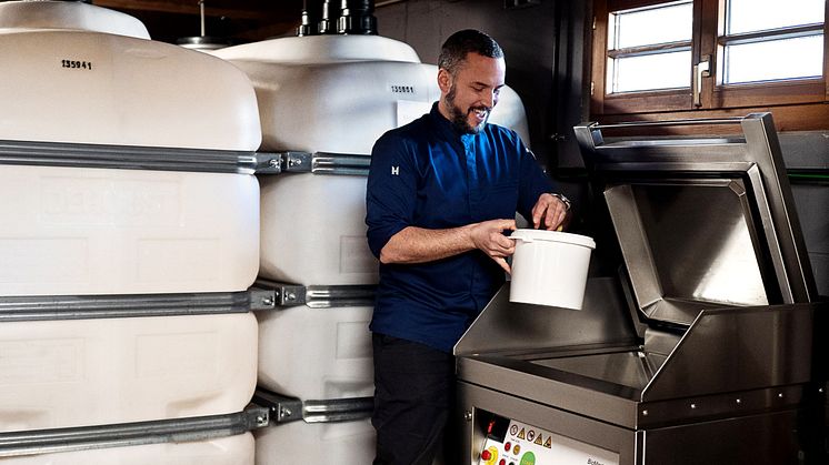 Küchenchef Thomas Messerer setzt in der "Halde" auf eine Anlage von Meiko Green, die alle Küchenabfällle und Speisereste sammelt, zerkleinert und bis zur Abholung geruchsfrei lagert.
