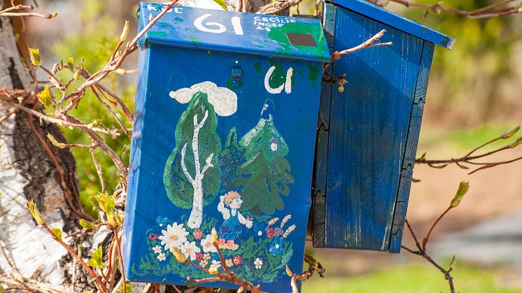 Full postkasse, tom søppeldunk og mørkt hus er sikre tegn på at ingen er hjemme i påsken. – Få noen til å tømme postkassen mens du er borte, råder Storebrand. Foto: Colourbox
