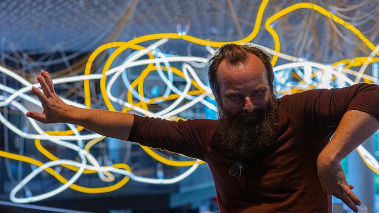 Lars Ø Ramberg foran sitt kunstverk BRAINSTORM, Oslo kommunes kunstsamling. Foto: Werner Zellien